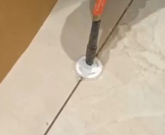 正阳瓷砖空鼓维修公司专业解答瓷砖在铺贴过程中，如果没有涂抹均匀到位的粘结材料（如水泥砂浆或瓷砖胶），可能会导致以下问题