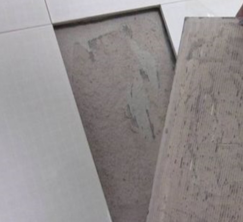 正阳瓷砖空鼓维修公司分享瓷砖铺贴时如果打浆（即涂抹在瓷砖背面和基层上的砂浆或瓷砖胶）过少，会带来以下问题